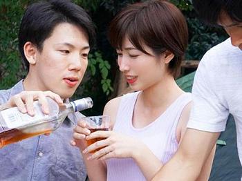【衝撃】この後、清楚可愛い巨乳人妻さんがテントの中で他人棒をハメられて旦那も見たことがない快楽の表情を見せるなんて…