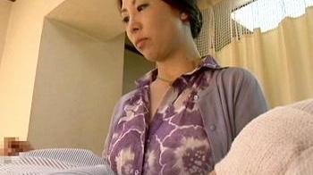 【ヘンリー塚本】近親相姦・夫の代わりに義兄とやっちゃう美人妻！『アッあぁぁ～♡』真面目な母が淫乱オバサンに変貌する瞬間！