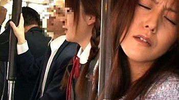 母親の背後に痴漢が現れ尻から徐々にアソコをまさぐり始め拒めない状態のまま下着おろされバイブで感じまくる‼