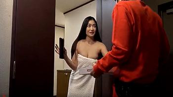 配達員にわざとバスタオル姿を見せて欲情を促す欲求不満熟女…そのまま家に連れ込んで若いち●ぽを喰らい尽くす(´ω｀*)