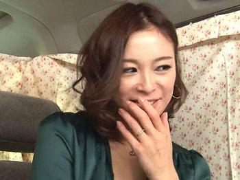 【熟女ナンパ】清楚に見えてエロエロTバック美尻な三十路美魔女美女人妻をGET！車内で敏感ボディを責められ中出しセックス！