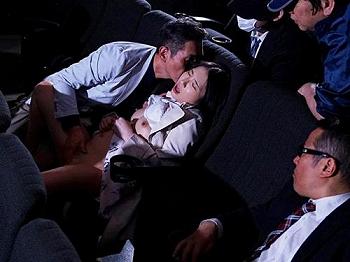 【人妻NTR】刺激を求め映画館でちちくり合う結婚5年目の夫婦！貞淑だった妻が他人棒に犯されるため自ら怪しい映画館に通い出