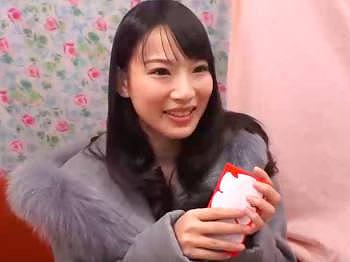 ＜素人ナンパ＞人妻が童貞君と一緒にAV鑑賞&素股モニタリング！ガマン汁の匂いに発情暴走して夢中で腰振りイキまくり！