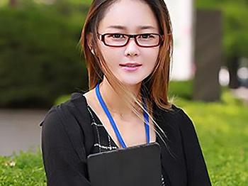 【素人ナンパ】韓国で見つけた眼鏡の地味系美女！ホテルに連れ込んでエロい身体を愛撫する