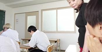 【佐倉由美子】由美子の抑えきれない衝動、教室での声を押し殺す禁断の時間