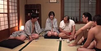 【社員旅行×NTR】『許してください…お願いします…』激怒した社長の怒りが収まらずスレンダー巨乳の彼女が犯される！