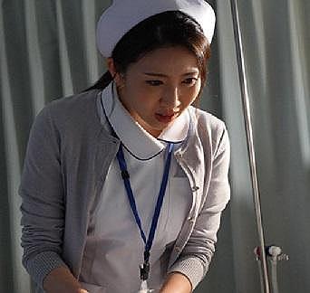 妖艶で美人の人妻ナースが患者さんの身体を拭いてあげてついでにチンポをフェラしてあげたらギンギンに勃起してバックから膣奥ま