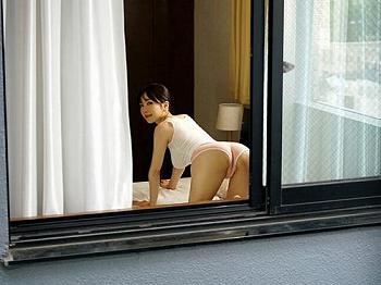 【痴女】向かいに住むお姉さんに見とれて勉強出来ない受験生…誘われるままに部屋を訪ね彼氏に内緒でフェラチオされて密会性