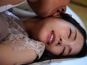 【楓カレン】スレンダー美女人妻が変態義父と淫乱なベロチュー！NTRセックスでマンコを突いて白濁精液をぶっかけちゃう！
