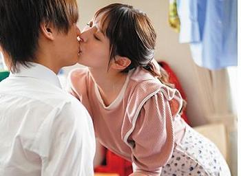 【家庭教師×誘惑】『ねぇキスしたことある?？』美少女家庭教師がまさかのキス誘惑で勃起したチンポをシコシコ手コキしてくれる