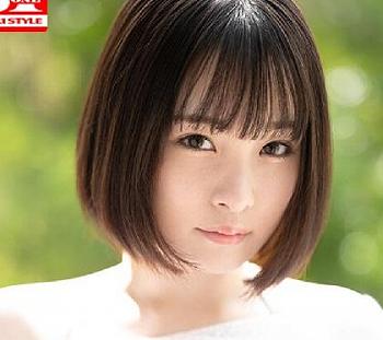 18歳透明感溢れるもち肌美少女がAVデビュー！まだあどけない笑顔で巨根男優と大胆なSEXしちゃいました！【愛宝すず】