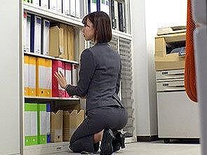 【人妻OL】残業中に女上司のピタパンに欲情した尻フェチ部下…気づいたらパンツを剥ぎ取り即ハメして早漏発射…追撃し