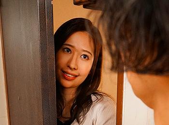 【美人妻×顔面騎乗位】淫らな手コキでサオが反り返ってしまう！お返しに手マンすると腰を突き上げ感じる隣の奥さん！