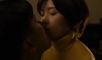 【美人奥さん×パイズリ】バックから突かれて乳房をプルプルさせちゃう！騎乗位でハメると自分から腰を淫らに動かしてしまうｗ