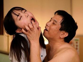 【彼女NTR】何でこんなに気持ちいいの…バイト先の大嫌いなオヤジに媚薬を盛られガンギマリでハメ倒されて中出し懇願しち