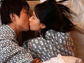 【伊賀まこ】スレンダー美少女が姉の彼氏とエロベロチュー交わす！相部屋NTRセックスして性的快感を共有しちゃう！