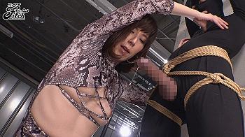 酸いも甘いも知り尽くした熟女女王様に強制服従！自由に身動きできずにやらしい言葉責めで屈服するしかない情けないM男！