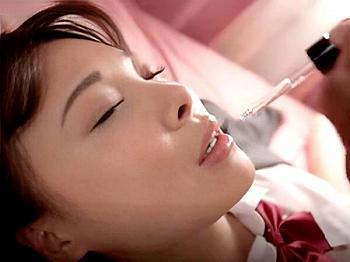 ＜近親相姦＞キチガイ義父の睡眠薬で昏睡…肉便器となったエロ巨乳JKが乳首舐め…足舐め…羞恥なクンニ調教の強姦レイプで痙攣
