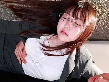 【香水じゅん】ホテルで上司と相部屋NTRセックスする美少女OL！マンマンをエロピストンして性的快感を堪能しちゃう！