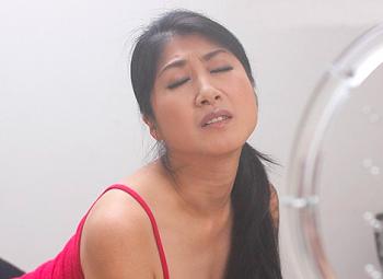 【美熟女×アナル】お尻の穴に指を突っ込まれエビ反りになって悶える人妻！バックからハメられて乳房を揺らしてイッテしまうｗ