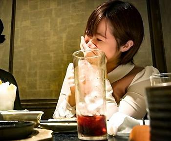 【素人レイプ】笑顔が可愛い女子大生を泥酔させて…ホテル連れ込み好き放題ハメまくってアナルにブチ込む衝撃レイプ動画！