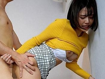 【本郷愛】巨乳スレンダー美少女が彼氏の弟にクンニや手マンされる！NTRセックスしてペニスをエロ立ちバックで突く！