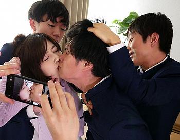 団地妻を襲う悲劇！万引きを咎められた悪ガキ達が逆上し集団レイプ！『お願い…やめて…』欲求不満マ●コは強い快楽に抗えず…！