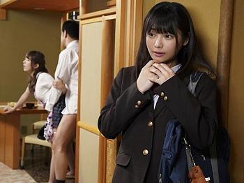 【制服JK】『私にもママと同じことして…』義娘に見せつけるように嫁を激しく抱いたら チンポをおねだりされて相姦セック