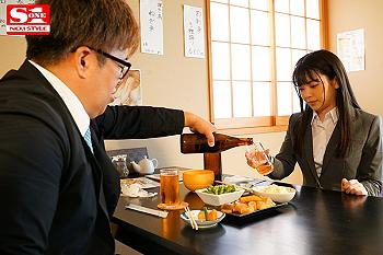 【槙いずな】美乳美少女OLが上司に相部屋レイプで肉便器にされる！マンコを立ちバックで突いて白濁精液を美尻にぶっかけ！