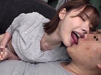 【深田えいみ】スレンダー美女が凄テク我慢企画で逆ナンパした男性のチンポをドスケベに手コキしちゃう！！