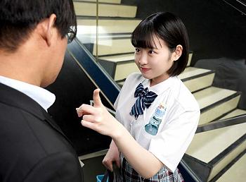 魔法の言葉を使い男たちを虜にするエッチ大好き少女が教室で愛撫され濡れたアソコに肉棒ぶち込まれる！