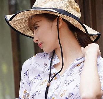 スタイル抜群で妖艶美人の人妻が田舎に帰省した若い男と浮気しちゃう！？田舎の和室でネットリ汗だくSEXしちゃいました！【星