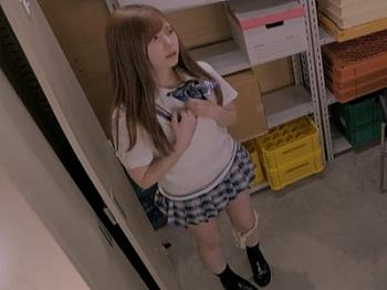 【明里つむぎ】制服ミニスカのスレンダー美少女JKが万引きで店員に捕まってエロ羞恥な姿にさせられちゃう！