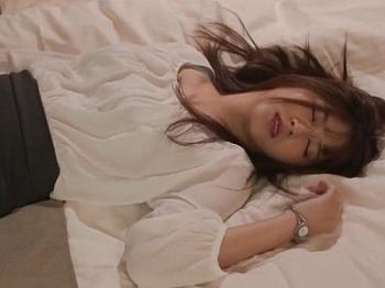 【七ツ森りり】スレンダー美乳OLが絶倫上司に相部屋NTRレイプされる！勃起男根を突いて美尻にザーメンをぶっかけちゃう！