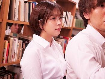 【紗倉まな】メガネ美女司書にチンポをドスケベな手コキで痴女られまくって快感が全身を駆け巡っちゃう！！