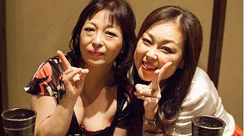 見るからにち●ぽに飢えている熟女を街角ナンパ☆若い肉棒に子宮がｷｭﾝｷｭﾝする五十路おばさん達がエロい(*´Д｀)