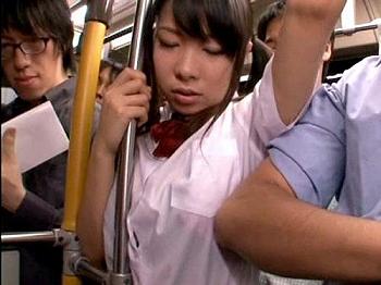 【JK痴漢】駆け込んだ満員のバスで汗だくになる女子校生…欲情したオヤジ達が豹変して襲い出し巨乳を鷲掴みながら犯しちゃ