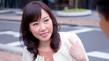 セレブおばさんの下着が濡れちゃう！人妻ナンパで見つけた美熟女をホテルに連れ込みエッチないじりあい//