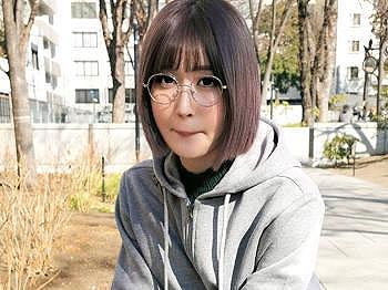 ＜25歳＞地味メガネな淫乱ドMビッチをホテル連れ込み！乳揉みで発情したアニオタ女子が電マ責めで大量お漏らし絶頂！＜素人＞