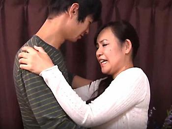 ＜熟女＞こたつの中で足で股間を責める積極的な人妻が息子の同級生に手を出す年の差誘惑セックス！