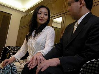 【熟女不倫】熟れ始めた身体に反して強くなっていく性欲…夫以外の男が側にいるだけで身体が疼き押し迫って不貞セックス